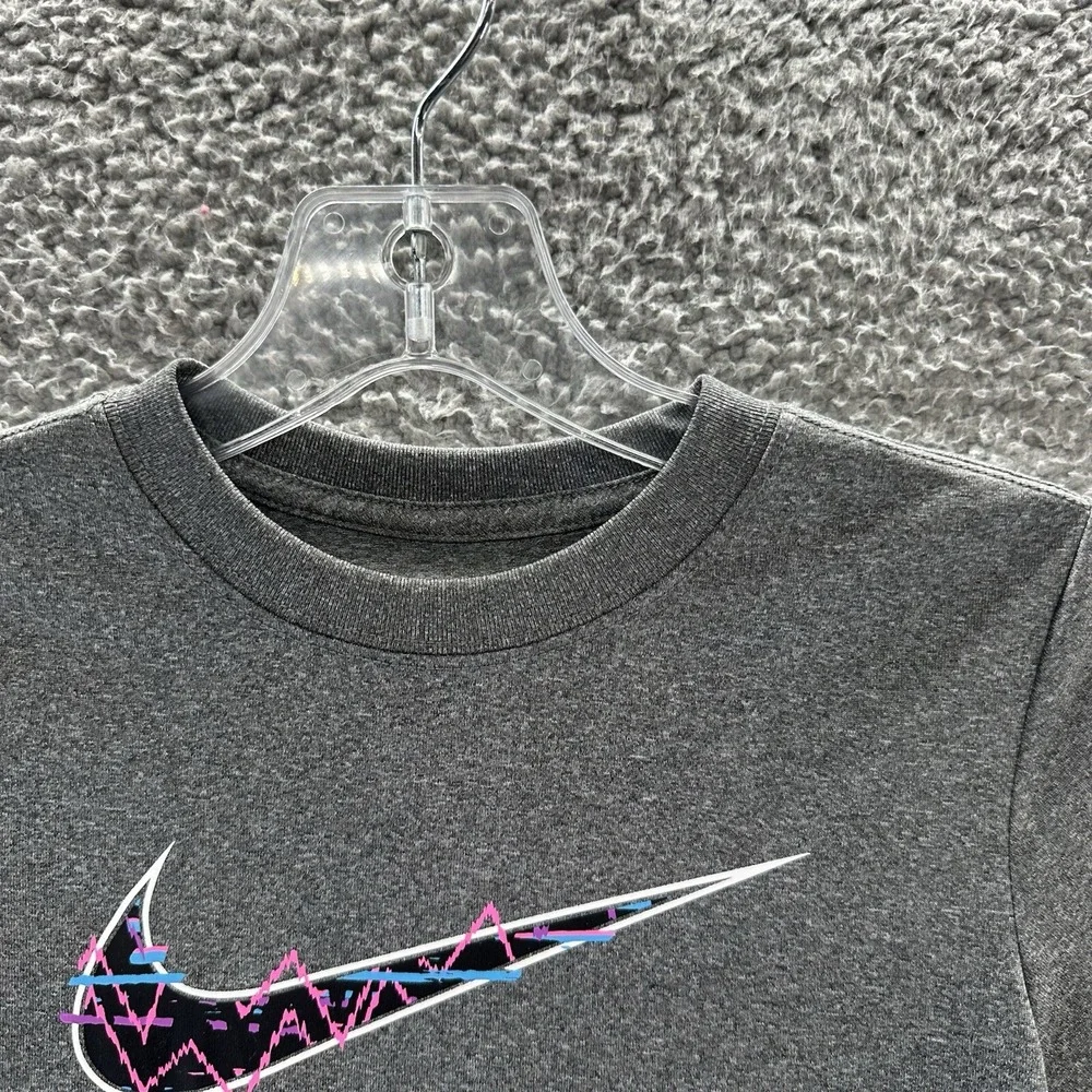 Nike Dri-Fit T-Shirt Boy Size 6 (M)  Gray Big Nike Check Logo Short Sleeve Shirt
